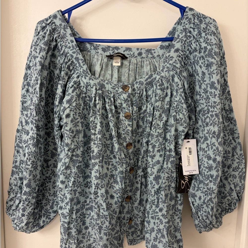 Chic Blue Floral Blouse with Button Detail
